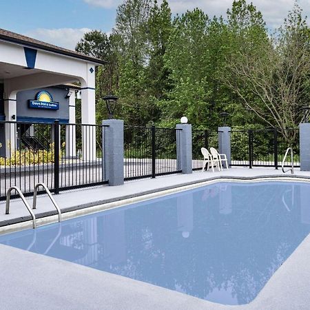 Days Inn By Wyndham Hamilton Bagian luar foto