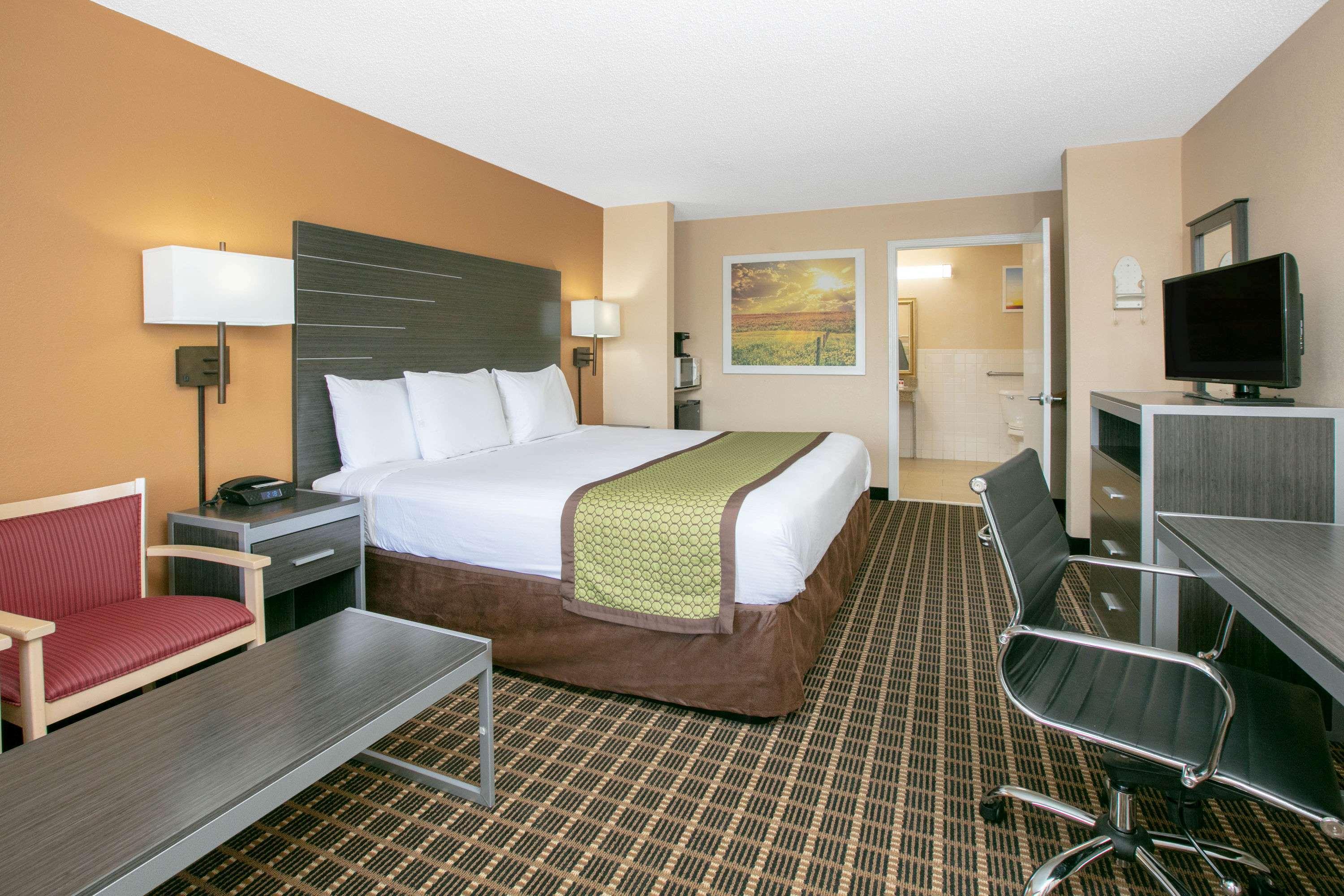 Days Inn By Wyndham Hamilton Bagian luar foto