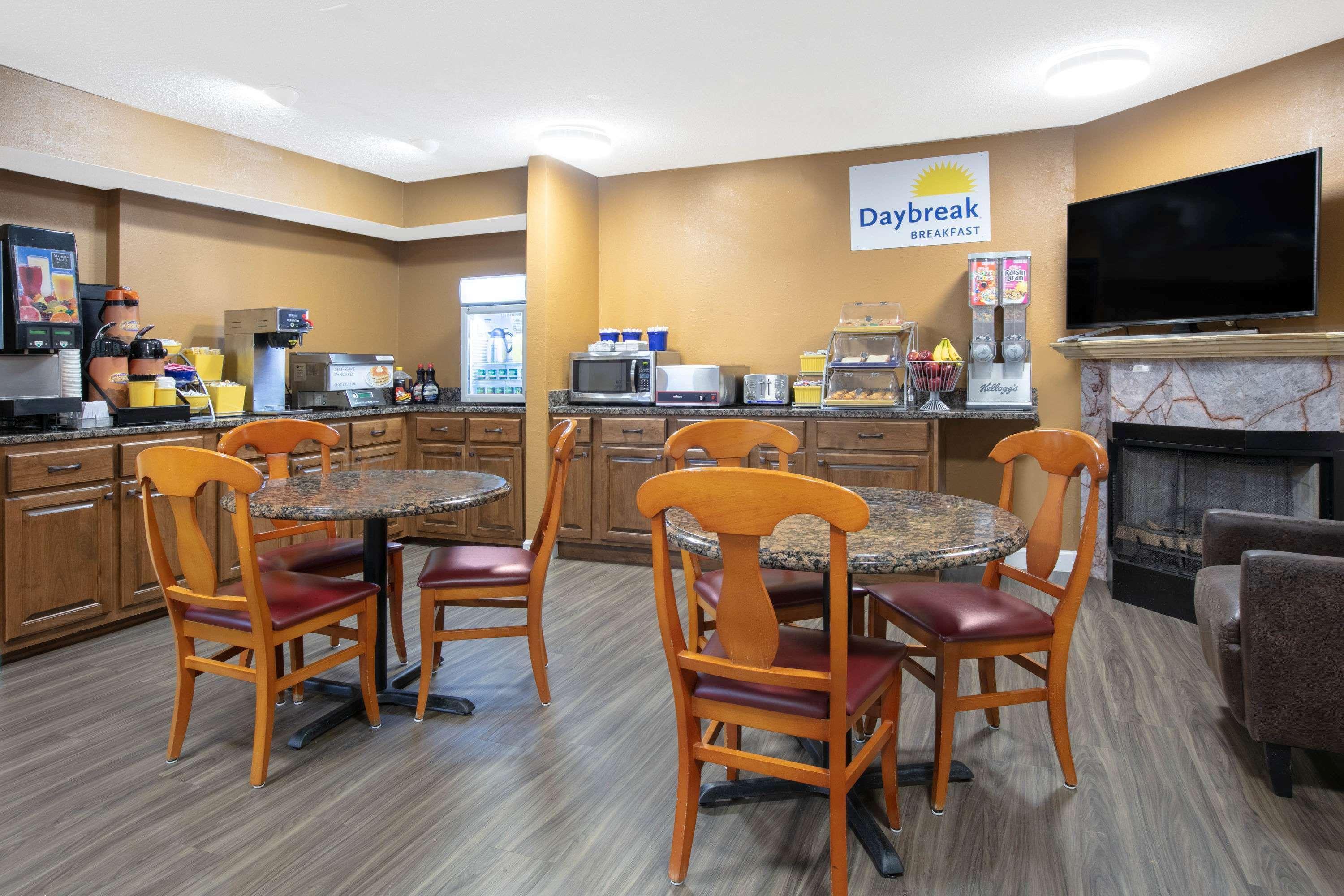 Days Inn By Wyndham Hamilton Bagian luar foto
