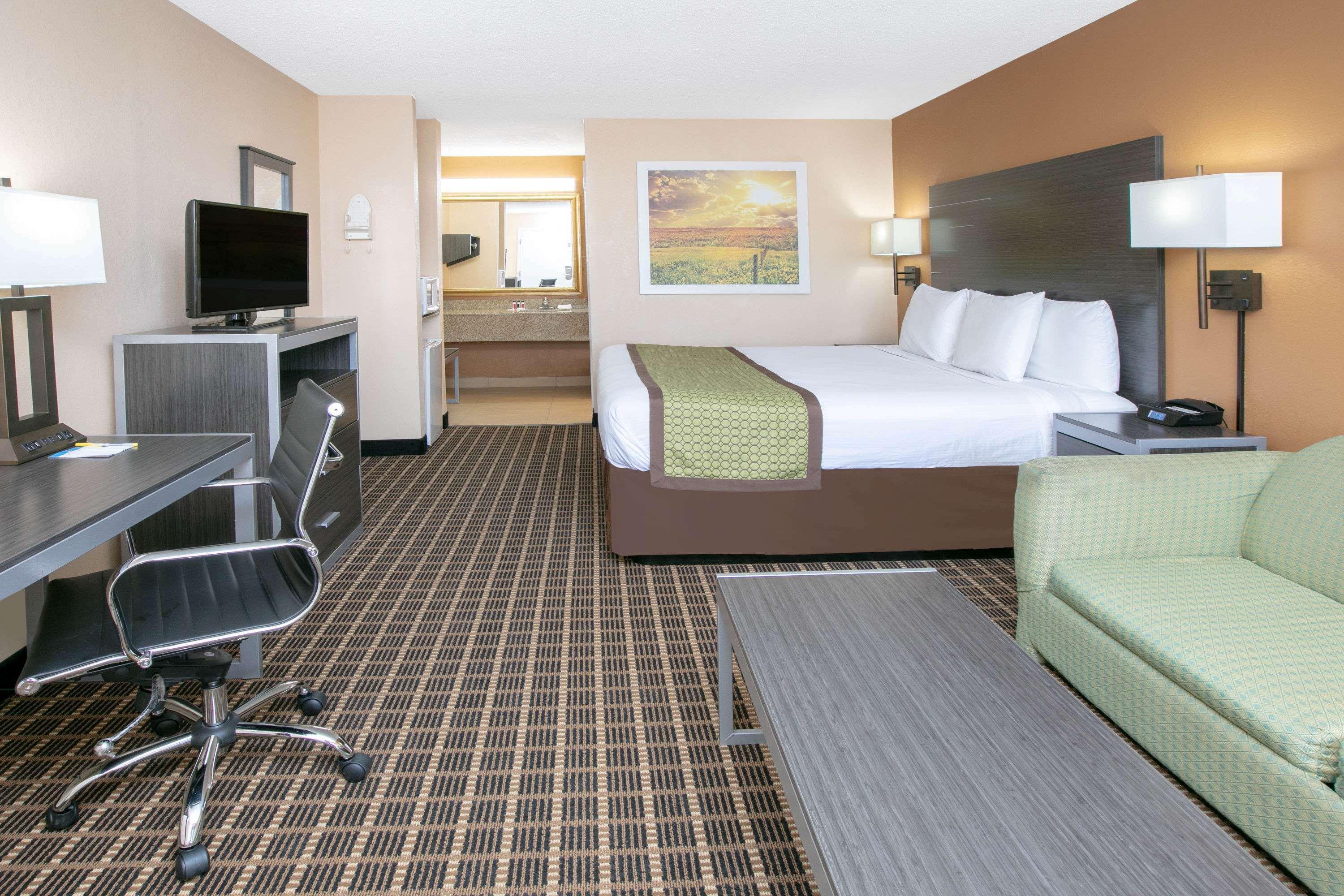 Days Inn By Wyndham Hamilton Bagian luar foto