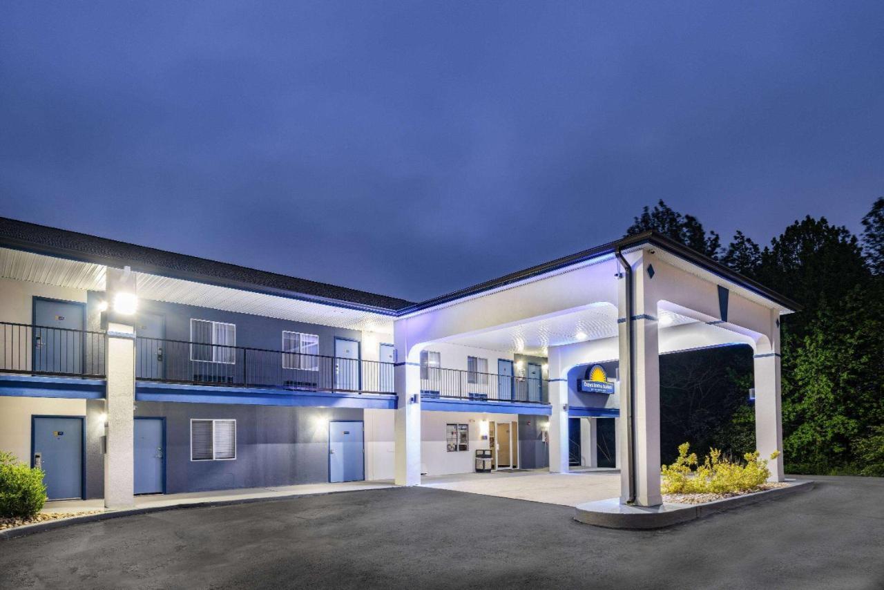 Days Inn By Wyndham Hamilton Bagian luar foto