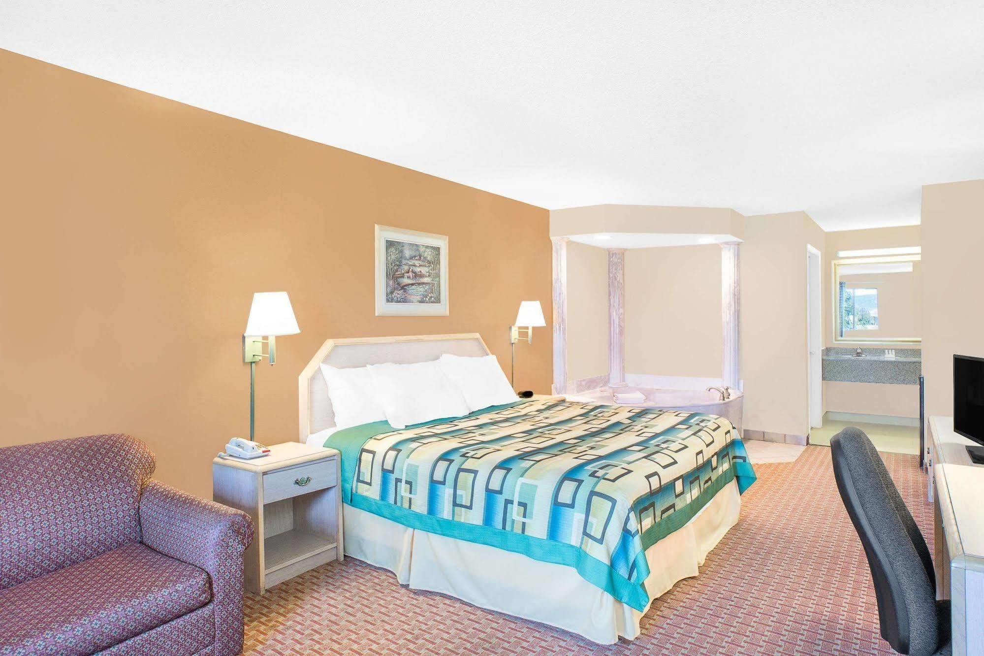 Days Inn By Wyndham Hamilton Bagian luar foto